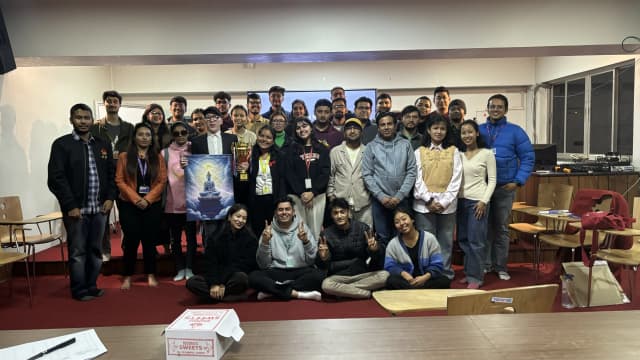 Group picture consisting of around 30 individuals which consist of Wings to Dreams project members and Chiyaguff Alumni participants. Joon Shakya is holding the canvas and Shrijana Katwal is holding the trophy that the project won in SET exhibition.