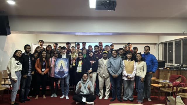 Group picture consisting of around 30 individuals which consist of Wings to Dreams project members and Chiyaguff Alumni participants. Joon Shakya is holding the canvas and Shrijana Katwal is holding the trophy that the project won in SET exhibition.