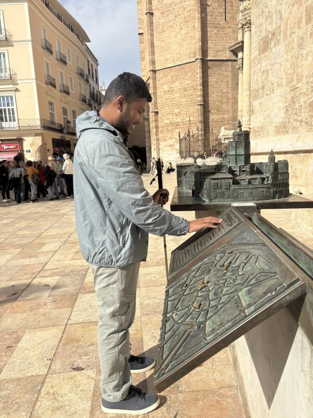 Our Founder, Abhishek Shahi is reading the braille description of the Catedral de Valencia carved in metal plate. Along with it, there is also a 2D tactile map of the City Centre placed on its right in the heritage site.