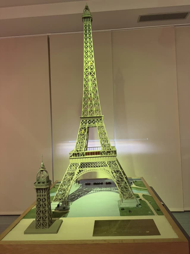 A picture of Maqueta of Eiffel Tower.