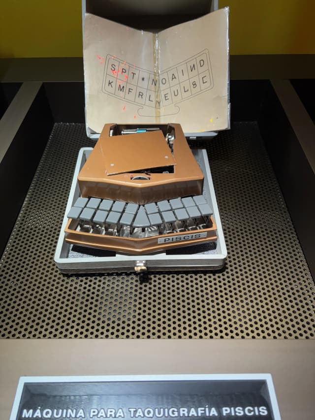 A picture of antic braille typewriter kept in the museum.